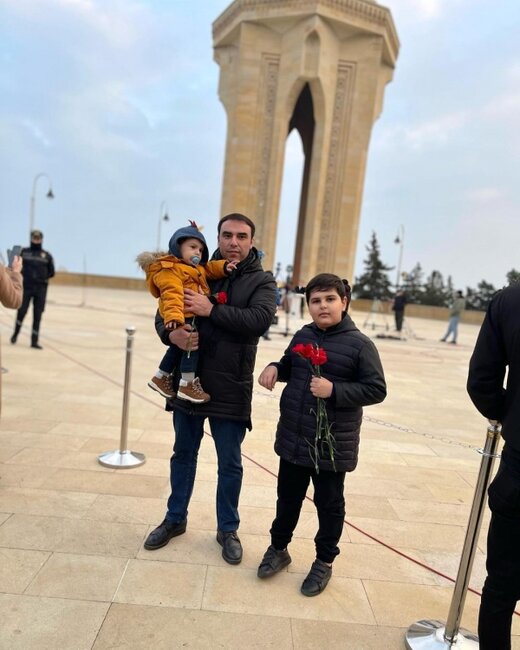 Əməkdar artist övladları ilə Şəhidlər xiyabanında - FOTOLAR