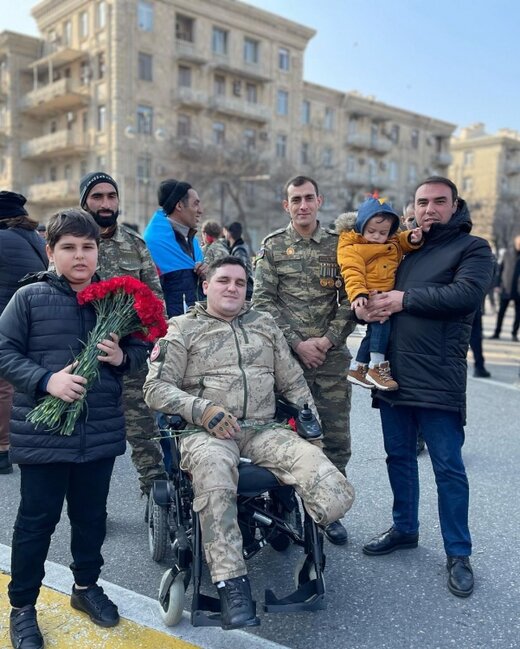 Əməkdar artist övladları ilə Şəhidlər xiyabanında - FOTOLAR