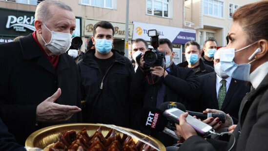 Ərdoğan jurnalistlərə "kovid dərmanı" payladı - MARAQLI GÖRÜNTÜLƏR