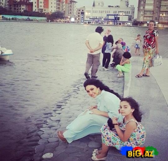 Samirə qızı ilə dəniz kənarında - FOTO