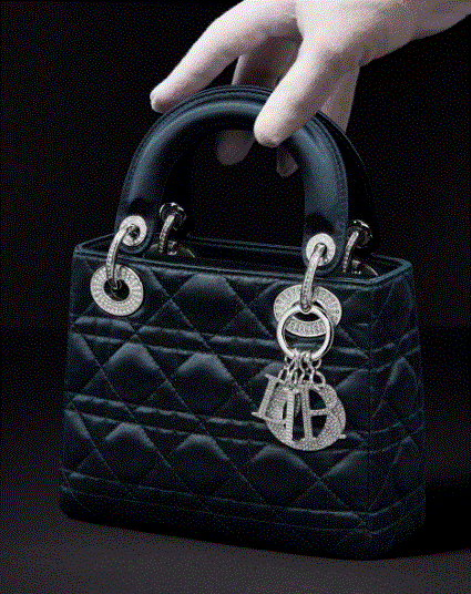 "Dior" Şahzadə Diananın bu çantasını yenidən satışa çıxarır - FOTO