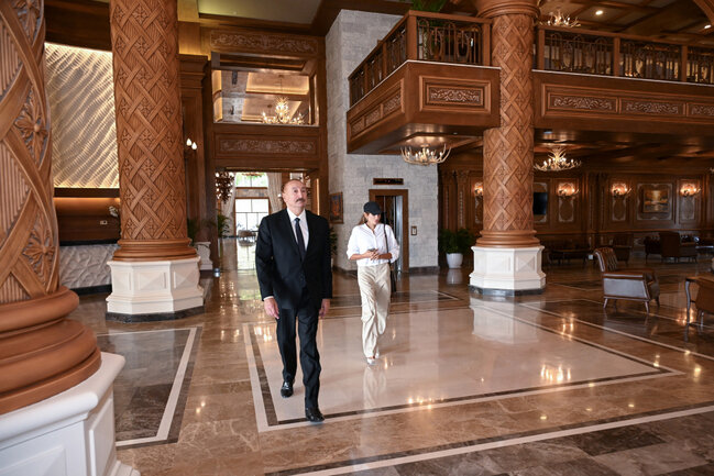 Prezidentlə xanımı Şamaxıda daha bir hotel açılışında - Fotolar