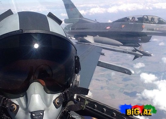 Azərbaycanlı pilot türk F-16 qırıcısında selfi çəkdi