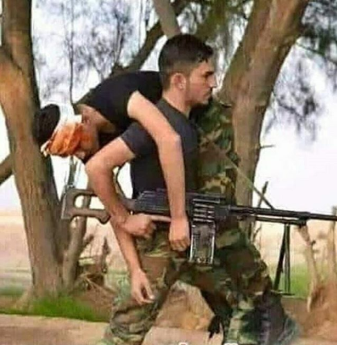 Şuşanı əsgərlərimiz BELƏ AZAD ETDİ - Yaralı dostunu çiynində daşıdı - FOTO