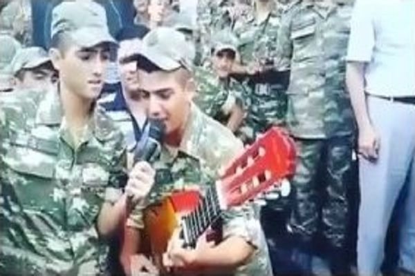 Azərbaycan əsgərinin gitara ilə möhtəşəm ifası! – VİDEO