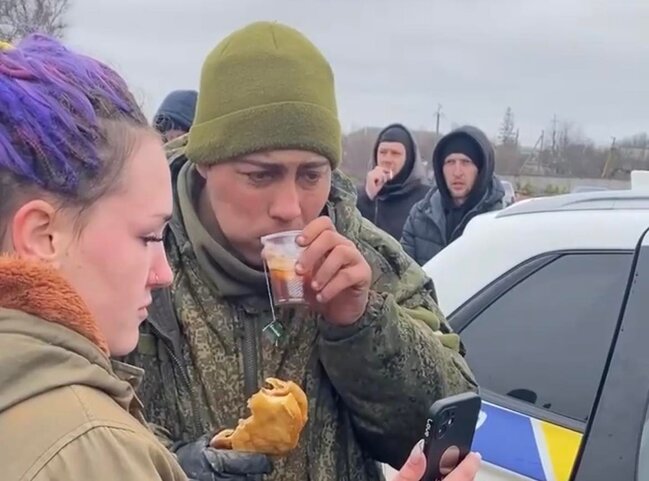 Ukraynalılar rusiyalı əsgərə yemək verdilər - Əsgər könüllü silahı yerə qoydu