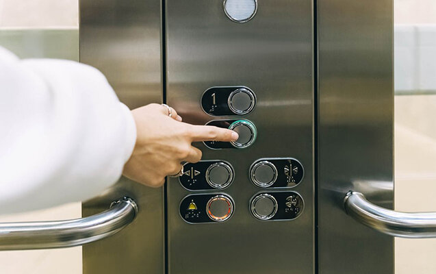 202 minə ev alıb, liftdən istifadə edə bilmir