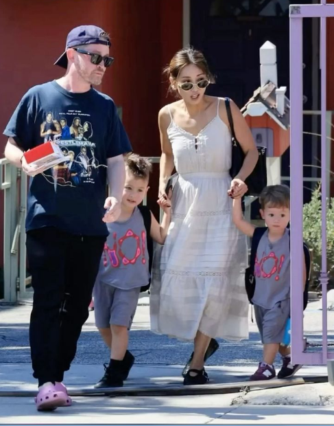 "Evdə Tək" ulduzunun övladları atalarını tanımır - Foto