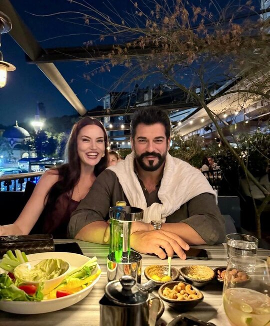 Fahriye Evcen yeni fotolar paylaşdı