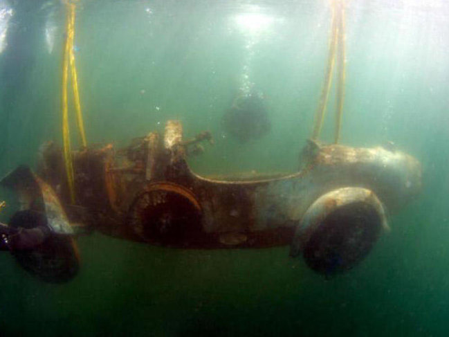 73 il gölün dibində qalan Bugatti inanılmaz QİYMƏTƏ SATILDI - FOTO