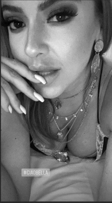 Hadise yataqda açıq-saçıq fotosunu paylaşdı