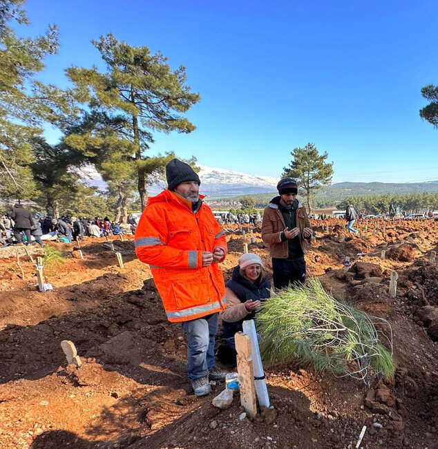 Dağıntılar altındakı qızının əlini buraxmayan ata DANIŞDI: "Əllərimlə dağıntıları qazmağa çalışdım" - FOTO