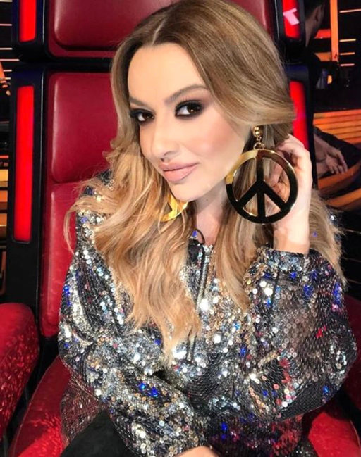 Hadise yataqda açıq-saçıq fotosunu paylaşdı
