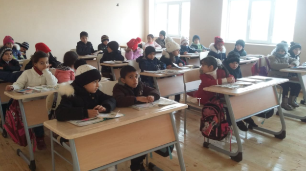 Azərbaycanda məktəb yoxdur, şagirdlərə açıq havada dərs keçilir? - Açıqlama - VİDEO