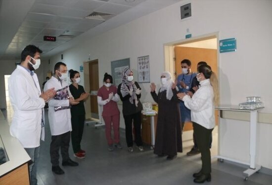 103 yaşlı qadın koronavirusu məğlub etdi - FOTO