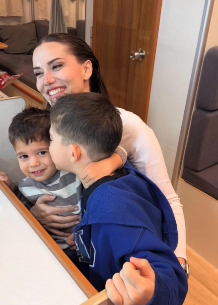 Fahriye Evcendən oğulları ilə yeni FOTOLAR