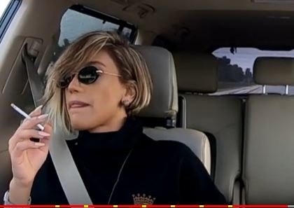 Röya avtomobildə siqaret çəkdi - FOTOLAR