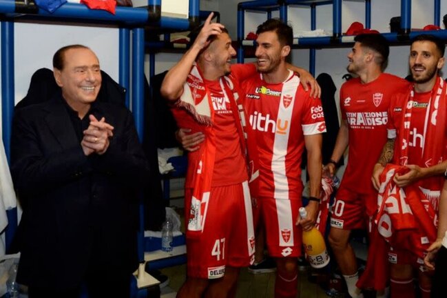 Keçmiş baş nazir futbolçulara SÖZ VERDİ: "Bir avtobus fahişə göndərəcəm"