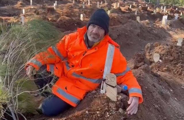 Dağıntılar altındakı qızının əlini buraxmayan ata DANIŞDI: "Əllərimlə dağıntıları qazmağa çalışdım" - FOTO