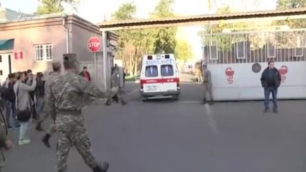 Yaralı ermənilər hospitala daşınır - VİDEO