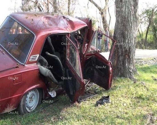 Azərbaycanda qəza: Avtomobil ağaca çırpıldı: ölən var - FOTOLAR