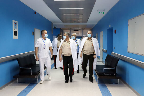 Müdafiə naziri hərbi hospitalda müalicə alan yaralılarla görüşdü - FOTO