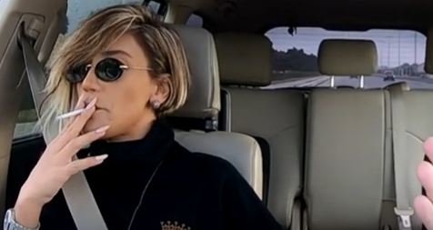 Röya avtomobildə siqaret çəkdi - FOTOLAR