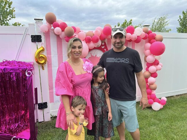 Əcnəbiyə ərə gedən Günel ailəsi ilə fotolarını paylaşdı