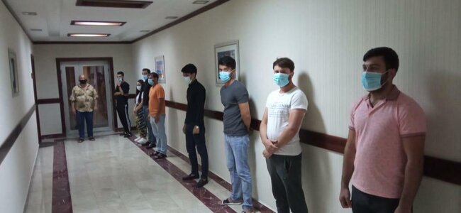 Daha bir kafe karantin qaydalarını pozdu - FOTO