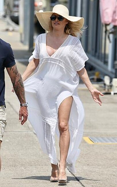 52 yaşlı Pamela Anderson reklam çəkilişində SİNƏSİNİ AÇDI - FOTO/VİDEO