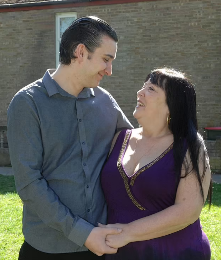 45 yaşlı qadın oğlunun 16 yaşlı sinif yoldaşına aşiq olub ərə getdi - 15 il birlikdədirlər - FOTO