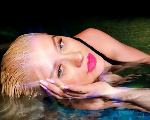 Arıqlayan Kristina Agilera ay işığında HOVUZA GİRDİ - FOTO