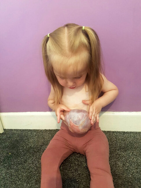 Bu qızın bağırsaqları anadangəlmə bayırdadır - FOTOLAR