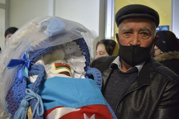 Şəhid Şahin Allahyarovun adını yaşadacaq yeni doğulmuş körpəsi xəstəxanadan evə buraxılıb - FOTO