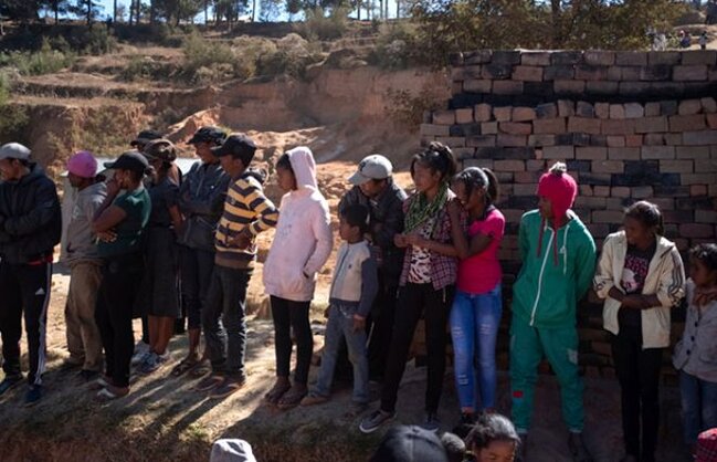 Dünyanın ƏN QORXUNC ənənəsi - Ölüləri qəbirdən çıxarıb rəqs edirlər - FOTO