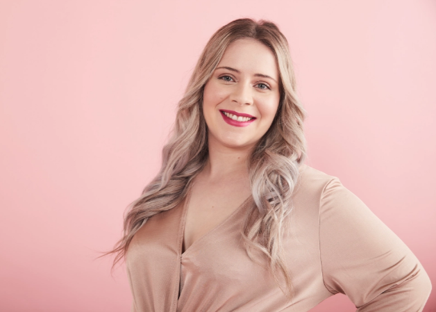 Ayaqlarının şəklini sataraq, həftəyə 1800 MANAT QAZANIR - FOTOLAR