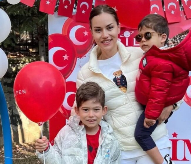 Fahriye Evcen övladları ilə Cümhuriyyət gününü belə qeyd etdi