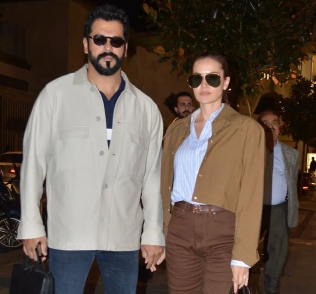 Fahriye Evcen və Burak Özçivit cütlüyü alışveriş edərkən görüntüləndi