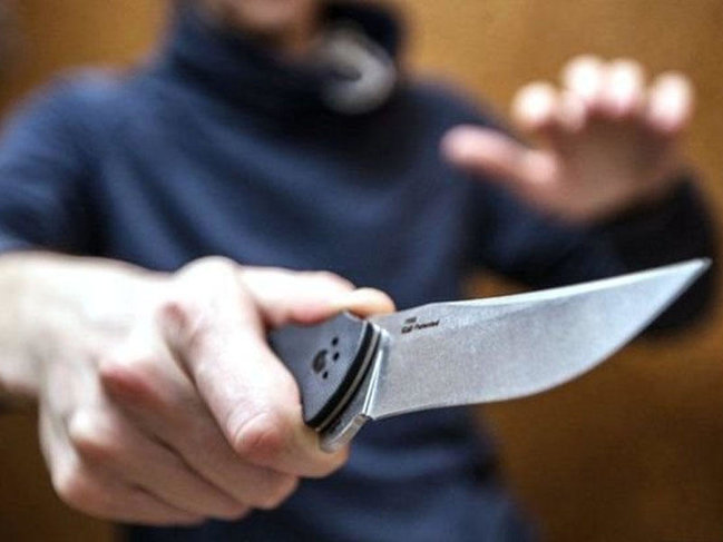 18 yaşlı oğlan qonşusunu bıçaqladı - Şamaxıda