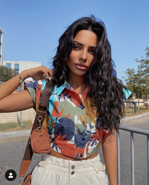 ATV-nin aparıcısı göbəyi açıq geyimi ilə DİQQƏT ÇƏKDİ - FOTO