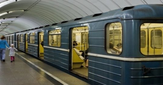 Bakı metrosunda DƏHŞƏT: Kişi qatarın altına düşdü