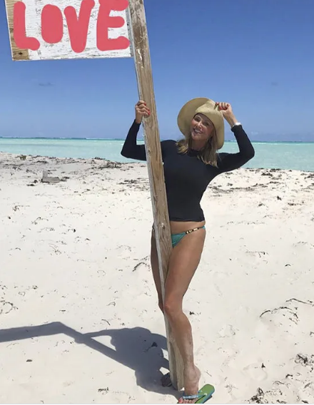 Sindi Krouford, Şeron Stoun və 50 yaşı ötən digər gözəllərin çimərlik FOTOLARI