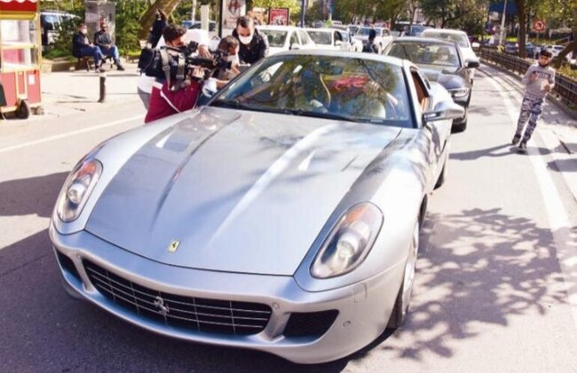 Bu da Burak Özçivitin 2 milyona aldığı "Ferrari"si - FOTOLAR