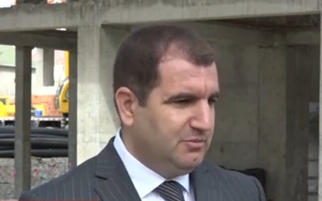 Məmur paytaxta obyekt tikdirib? - Fotofakt