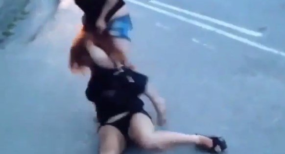 Rusiyalı qızların küçə davası - SAÇYOLDU - VİDEO