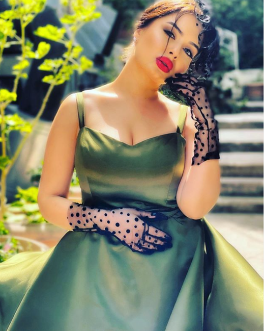 Minadan saxtakarlıq – Belini fotoşopla o qədər incəltdi ki...