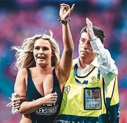 Çempionlar Liqasının finalında sahəyə çıxan yarıçılpaq qızın YENİ FOTOLARI ÜZƏ ÇIXDI