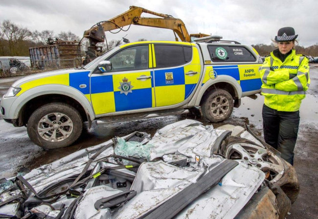 Gündüzlər polis işləyən qadın gecələr soyunaraq... — FOTOLAR