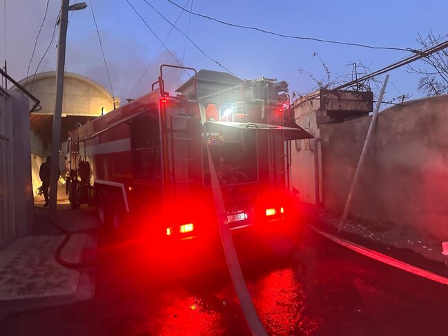 Gəncədə bitişik evlər yandı - Fotolar - Yenilənib