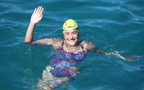 Bu qız 16 saat dayanmadan üzdü - Dalğalarla SAVAŞDI